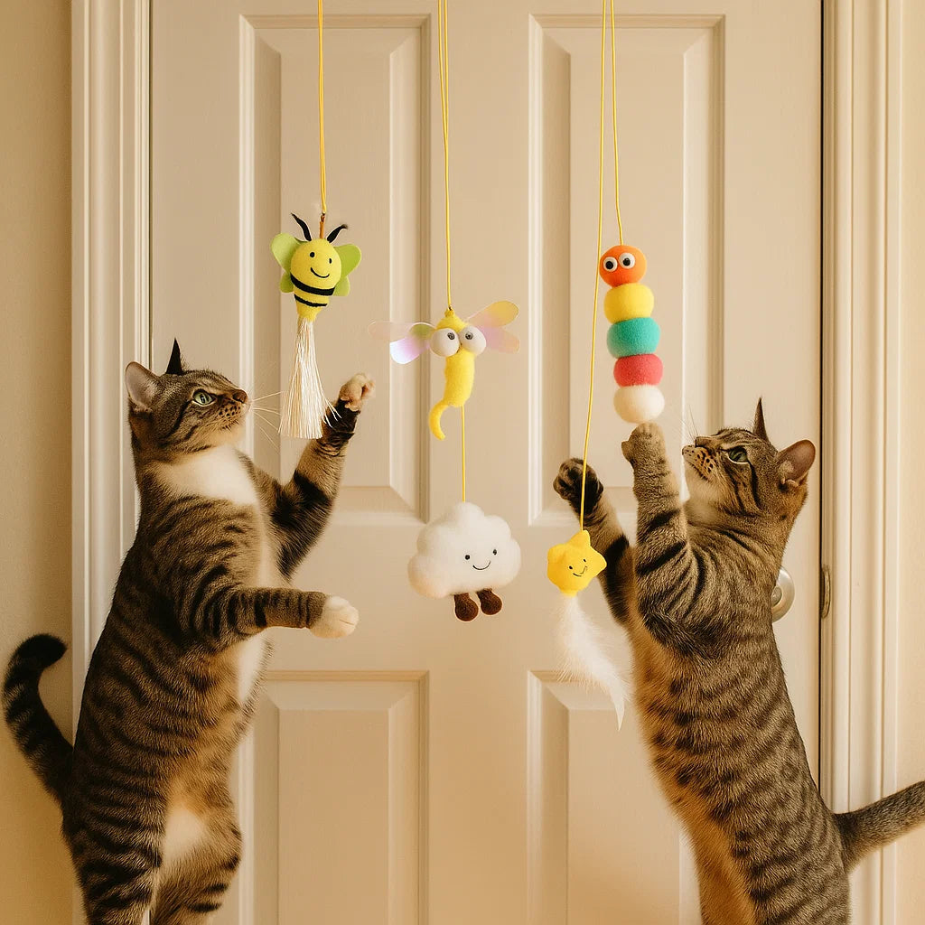 Katte legetøj hængende på døren ⎜ Fjedrende leg med fjer og klokke
